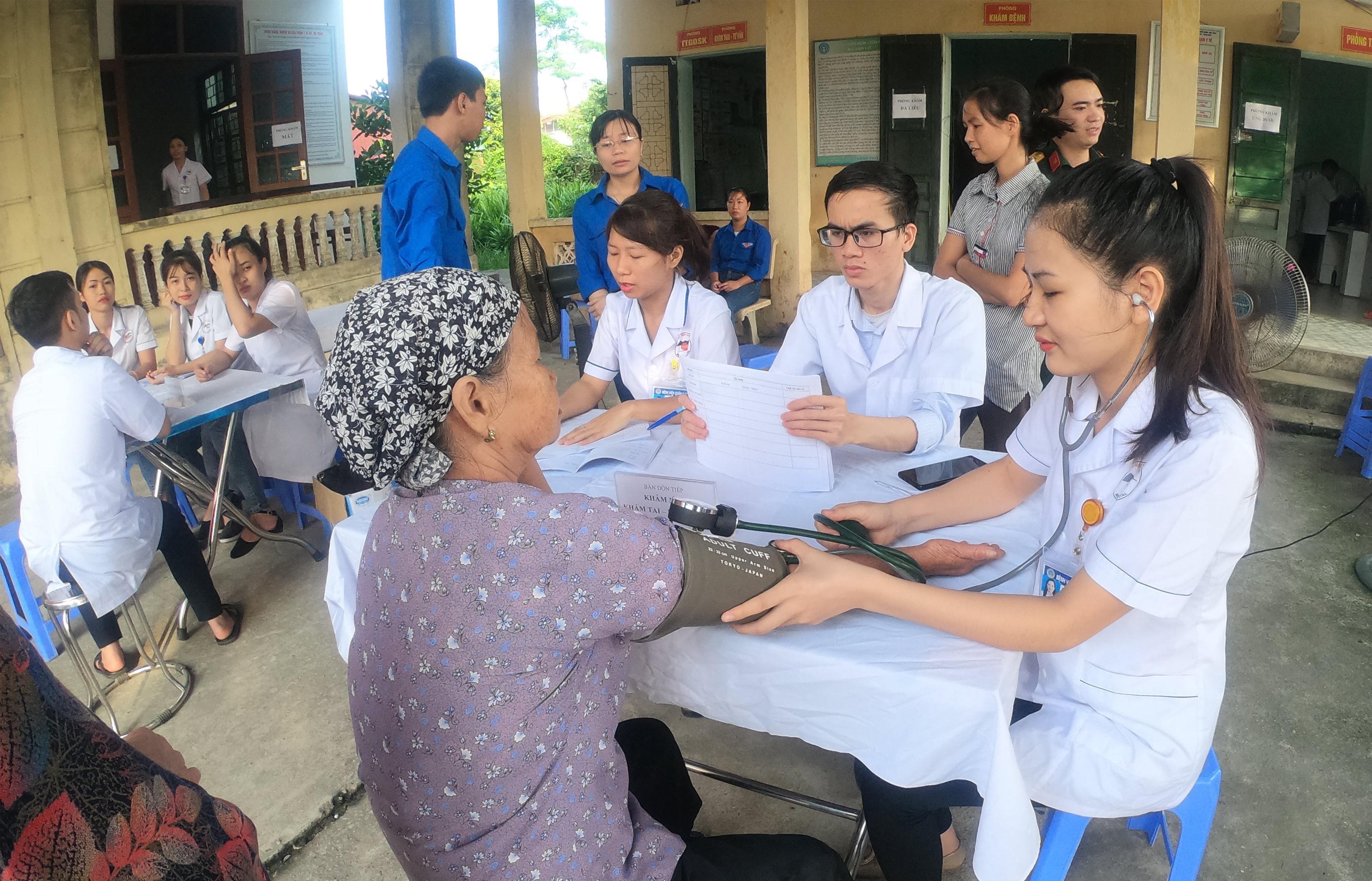 Đội Thầy thuốc trẻ tình nguyện khám bệnh miễn phí tại huyện Phúc Thọ